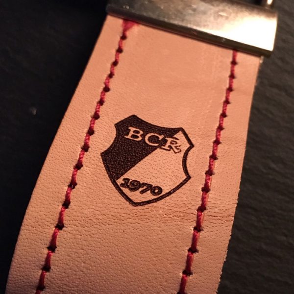 Edler Schlüsselanhänger BC Rinnenthal aus Leder mit Ziernaht und Schließe altmessingfarben - Größe Midi